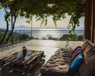 Stone Residence With Sea Views Near the Beach - Kitries - Balcón