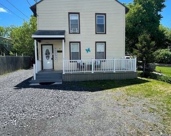 Cozy 2br in Utica / Smart Lock Parking Fast Wifi - Utica - Building