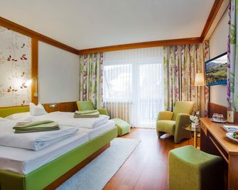 Flair Hotel Adlerbad - Bad Peterstal-Griesbach - Bedroom