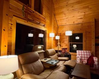 Luigi's Lodge - Cozy Log Cabin Near Franconia Notch - White Mountains Retreat - Lisbon - Living room