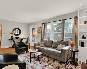 Hoosier Haven Spacious Retreat - Bloomington - Living room