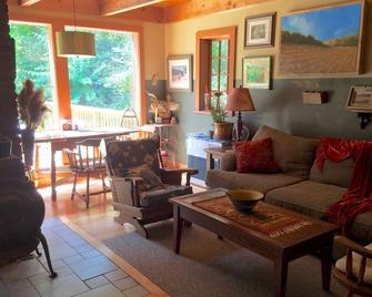 Beautiful, Unique Country House w/Large Deck - Hillsdale - Sala de estar