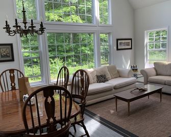 The Sunrise - Peaceful Waterfront Cottage on Dunlop Lake in Elliot Lake - Elliot Lake - Living room