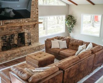 Peaceful Lakefront Cottage on 2.5 Acres, Newly-renovated, Sleeps 5 Guests, Private Boat Launch, Walcox Point - Cedar Bluff - Wohnzimmer