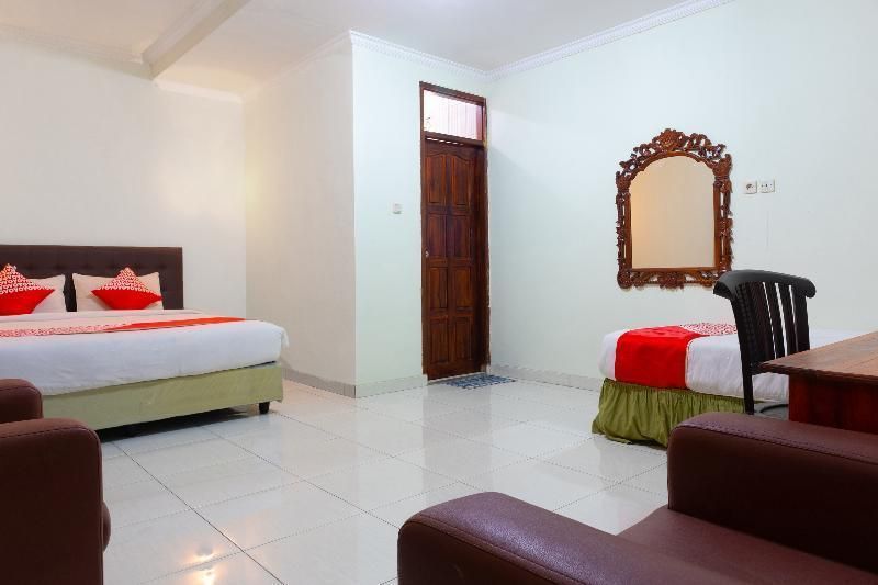 Super OYO 1682 Greenia Hotel - Kupang - Schlafzimmer