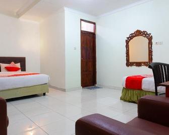Super OYO 1682 Greenia Hotel - Kupang - Slaapkamer
