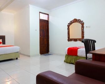 Super OYO 1682 Greenia Hotel - Kupang - Schlafzimmer