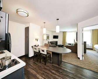 4 Spacious Units! Short Drive to Cleveland Metroparks Zoo, Pets Allowed - North Olmsted