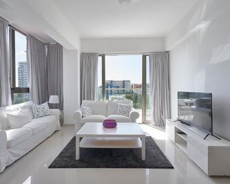 Escape Apartments, Balcony, Pool & Gym in La Julia - Santo Domingo