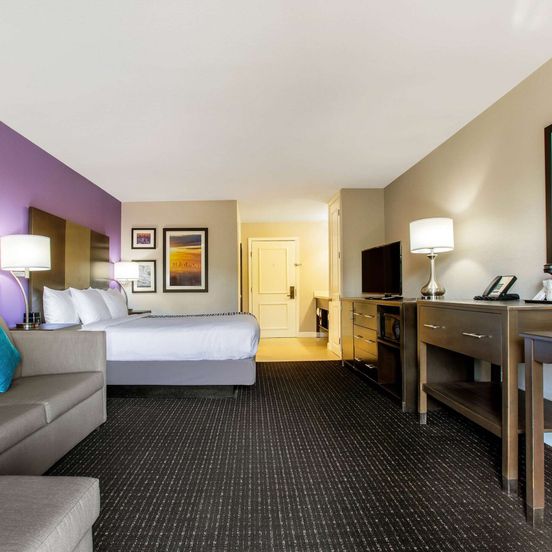 La Quinta Inn & Suites by Wyndham Pomona image 1