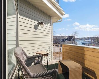 200 Pointes North | Water View | Downtown Charlevoix | Indoor/Outdoor Pool - Charlevoix - Balkon