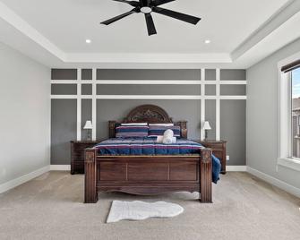 Large Family Home , Spacious & Modern By The Lakeside. - Chestermere - Bedroom