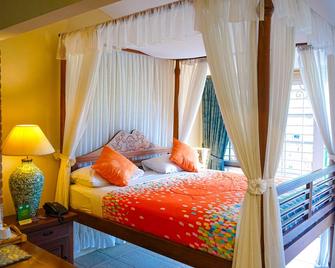 Hotel Deli River and Restaurant Omlandia - Medan - Bedroom