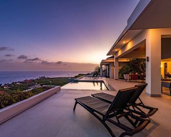 Cliffside Luxury Villa/Infinity Pool/Double Panoramic Views in Coral Estate 1205 - Sint Willibrordus - Balcón