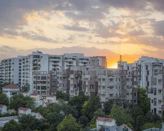 Hotel Athome & Serviced Apartments by Deccan Serai Hotels - Hyderabad - Vista del exterior
