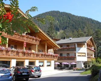 Chalet Hotel Diamant - San Martino in Badia/St. Martin in Thurn - Будівля
