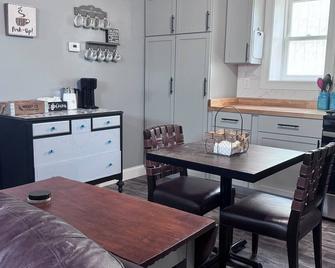 Charming single family Cottage w fenced in yard, pet friendly, fenced yard - Lincoln - Dining room