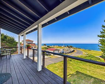 Shelter Cove- WOW What a View! Pet friendly, Close to everything - Whitethorn - Balcony