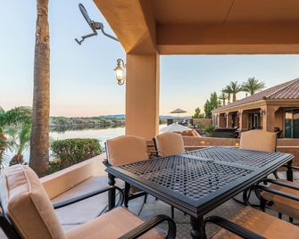 Spacious 7-bedroom Riverfront House with a Casita, Private Beach & Launch Ramp - Needles - Balkong