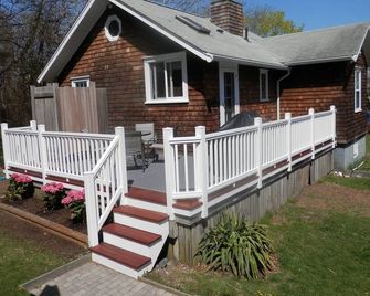 Relaxing Island Cottage Private setting close to water. November special rates - Jamestown - Building