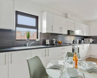 6 Bed Basement Room with Free Parking and Wi-Fi - Nottingham - Kitchen