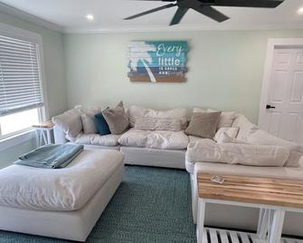 Kiwi Kasa - mid-island 3/3, next to Publix - Fort Myers Beach - Wohnzimmer