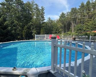 Tree house lots birds great location . lots to do all summer long - Gloversville - Pool