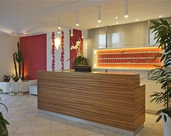 Hotel Promenade Universale - Cesenatico - Front desk