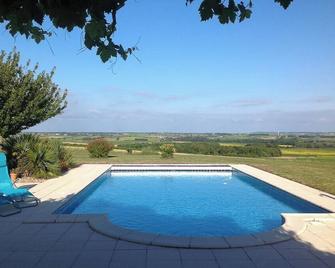 Beautiful house with pool and large garden with stunning views - Saint-Fort-sur-Gironde