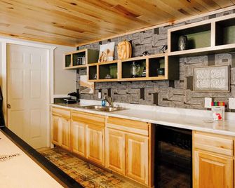 Charming Ski Chalet at Powderhorn Mountain - Bessemer - Kitchen