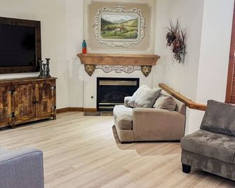 'little Switzerland' Zermatt Resort Townhome - Pool - Spa - Skiing - Midway - Living room