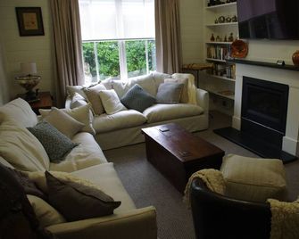 Luxury Heritage Cottage In The Heart Of Town - Mittagong - Living room