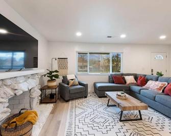 NEW! Hot Tub King Beds Modern Home 3b2b - Citrus Heights - Sala de estar