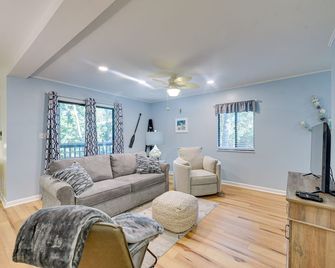 Walkable Calabash Condo with Pool Access! - Calabash - Living room
