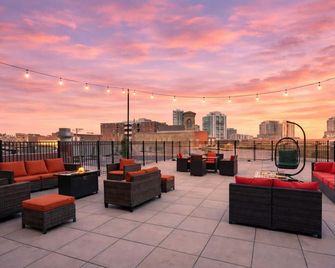 Luxury Studio Apartment with Optional Parking and Gym Access Near McCormick Place, Chinatown and Soldier Field - Chicago - Balcón