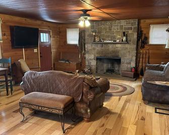 Fully remodeled Private Cabin on 60 acres with pond and stream - Warriors Mark - Living room