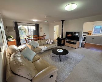 Affordable Bundalong Waterfront home, peaceful riverside location. - 분달롱 - 거실