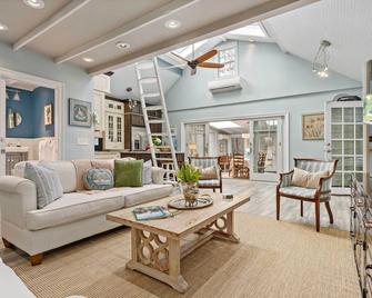 Guilford Carriage House at Granite Lodge! - Guilford - Living room
