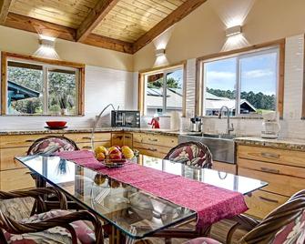 NEW 2 bedroom hosted Tranquil Island Getaway - Hilo - Essbereich