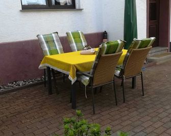 New, modern, barrier-free accessible guest room with private bathroom - Neuwied - Innenhof