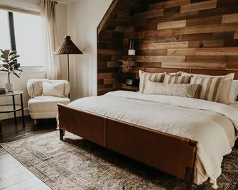 The Alpine House | Ski in /out | Hot Tub | Sleeps 16 - Boyne Falls - Bedroom