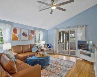 2 blocks from Bay! Community beach! Boat launch! Kayak! Hike! Fossil Hunt! - Prince Frederick - Huiskamer