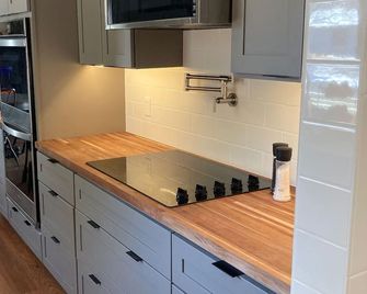 Mac House - Newly Renovated - With Backyard Spa - McPherson - Kuchyň