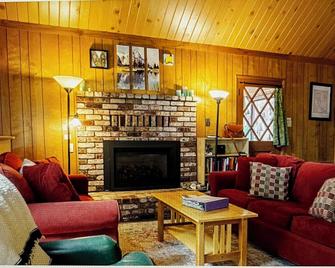 Enjoy Hearthstone Chalet Where Mi-Wuk Village Meets the Forest - Mi Wuk Village - Sala de estar