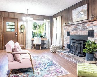 Family-Friendly Farmhouse Johnson City Etsu Bristol Motor Speedway - Johnson City - Living room