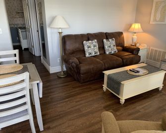 Snug Harbor Inn - Sturgeon Bay - Living room