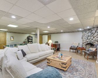 6 Shared Acres, Pool Table Barrington Hills Apt! - Barrington