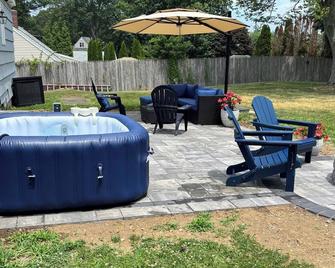 Lordship cape, sleeps 6-8, walk to beach, 7 min drive to Amphitheater - Stratford - Patio