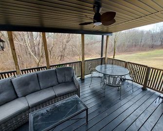 The Olde Tobacco Barn - East Granby close to airport, restaurants & things to do - East Granby - Balcony