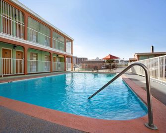 Super 8 by Wyndham Austin Downtown/Capitol Area - Austin - Pool